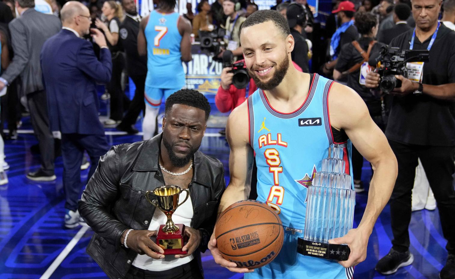 国际比赛日全明星赛传出新动向；俄克拉荷马雷霆官宣签约；管理层表态——底气十足；临场指挥获称赞的简单介绍-乐竞体育官网